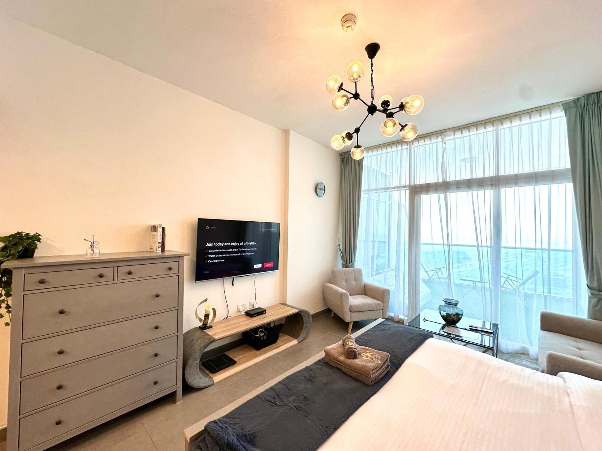 Marcopolo - Spacious Studio, Jvt, Gym & Pool Apartment *