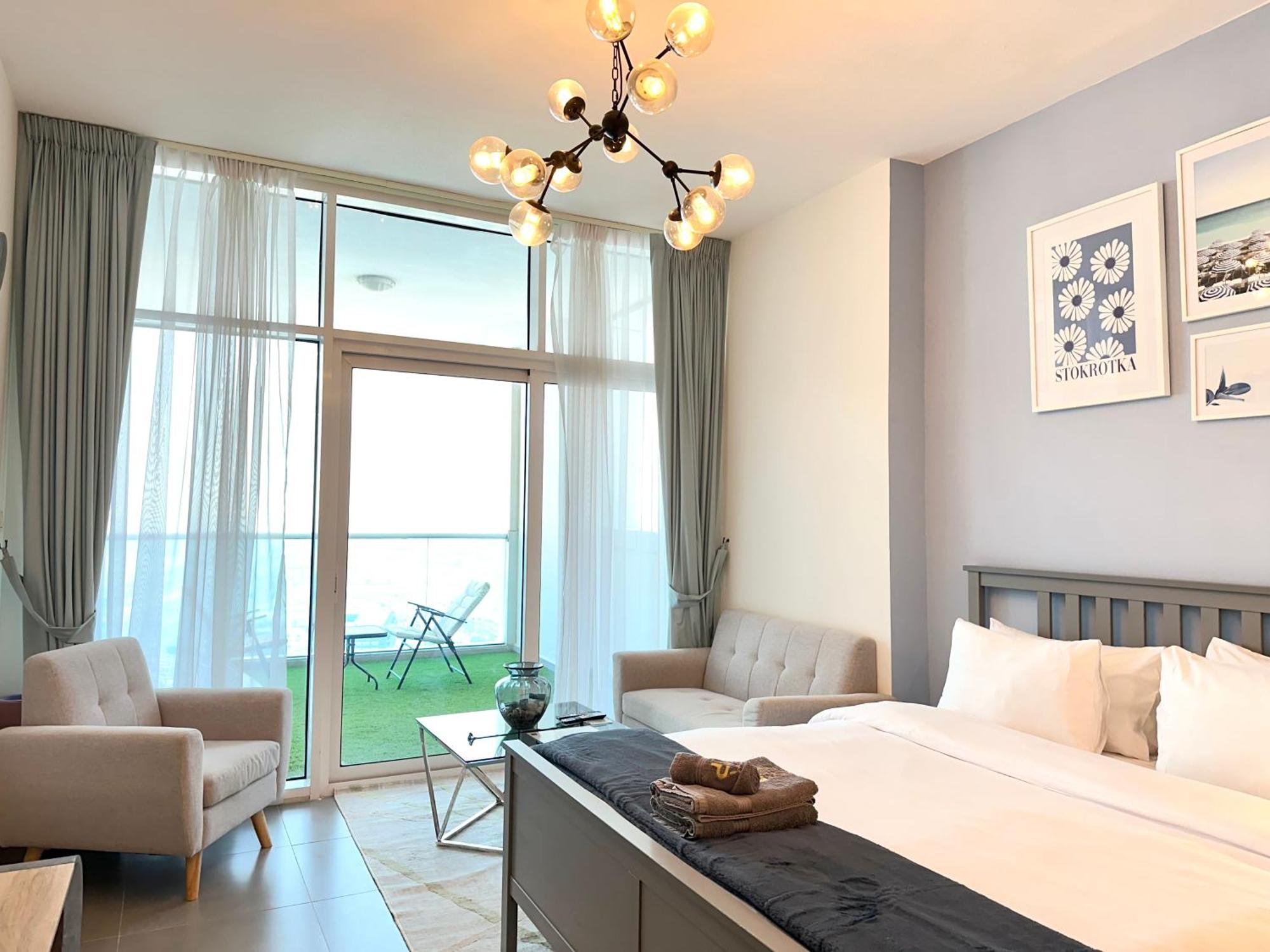Apartment Marcopolo - Spacious Studio, Jvt, Gym & Pool