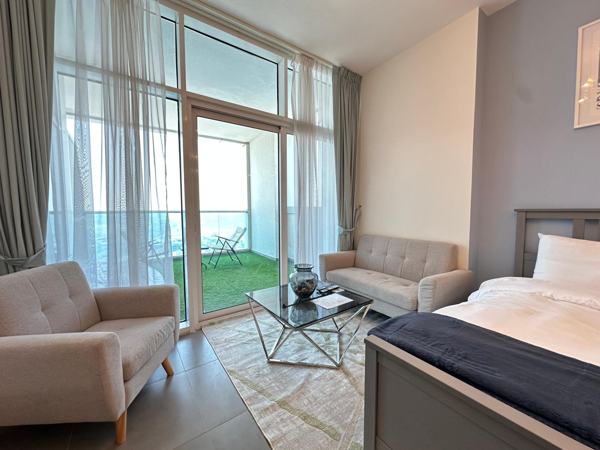 Marcopolo - Spacious Studio, Jvt, Gym & Pool Apartment